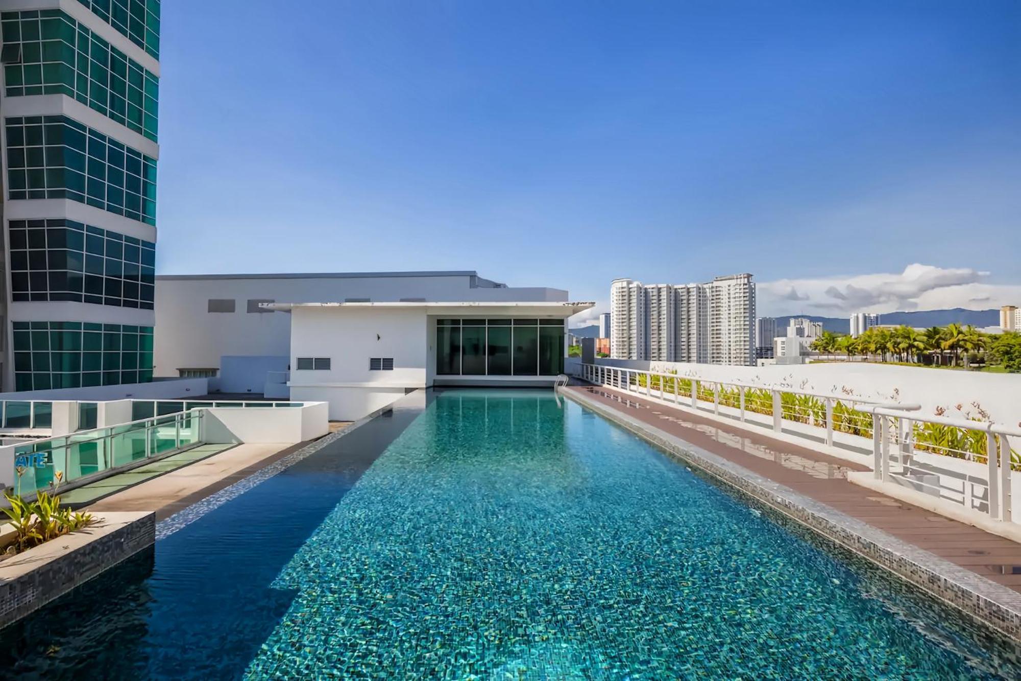 Maritime Seaview Suites Penang George Town  Kültér fotó